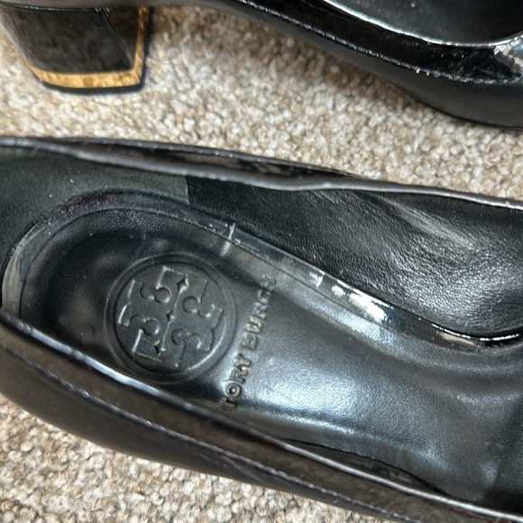 Lady size 8 1/2 medium Tory Burch black and beige pumps with gold detail - Picture 5 of 10